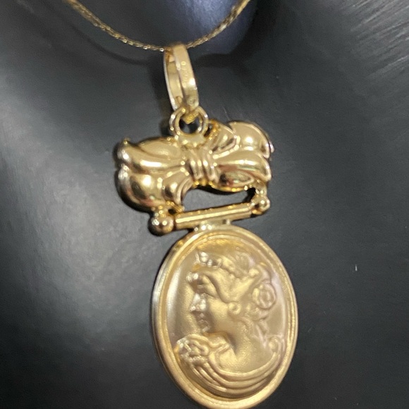 18K Gold Pendant - Picture 2 of 5